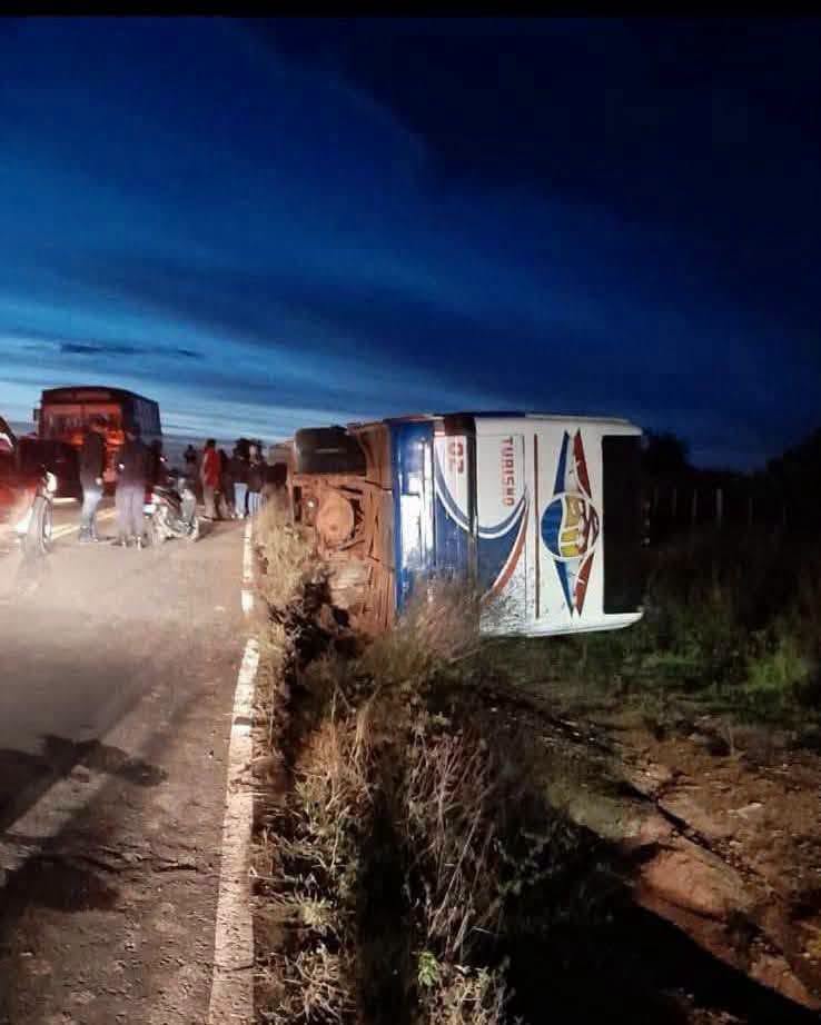 SUSTO EN CAAGUAZÚ: VUELCA BUS ESCOLAR CON 55 ESTUDIANTES QUE VIAJABAN A LOS JEEN